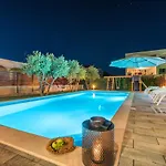 Olea With Heated Pool And Jacuzzi