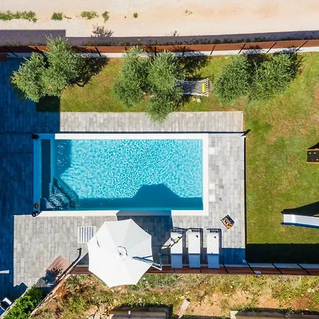 Villa Olea With Heated Pool And Jacuzzi