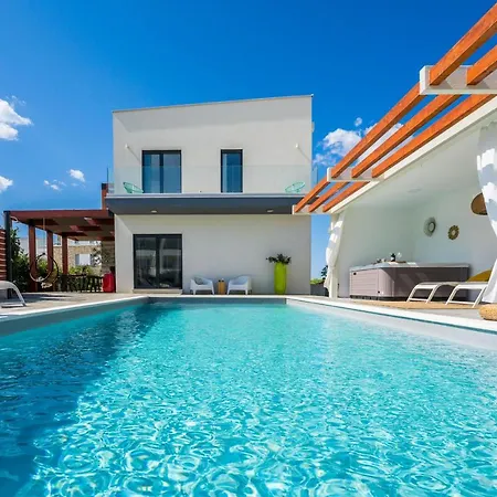 Villa Olea With Heated Pool And Jacuzzi