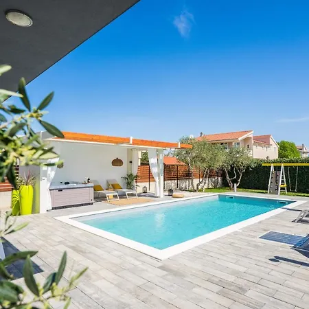 Olea With Heated Pool And Jacuzzi Vila Sukošan