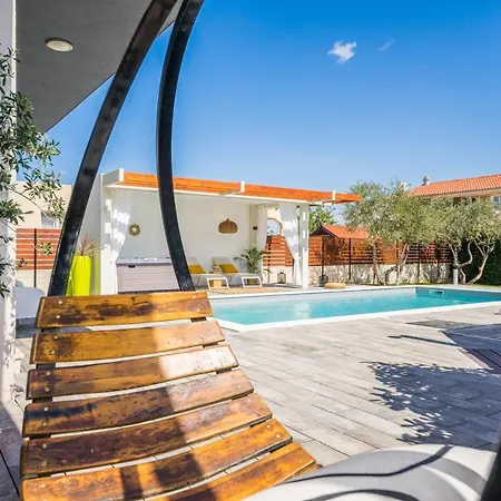 Villa Olea With Heated Pool And Jacuzzi *