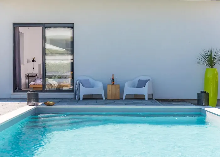 Olea With Heated Pool And Jacuzzi Вилла Сукошан