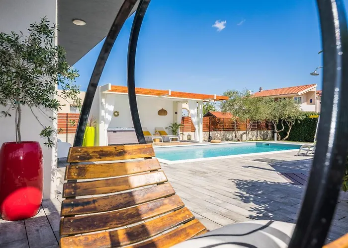 Villa Olea With Heated Pool And Jacuzzi *