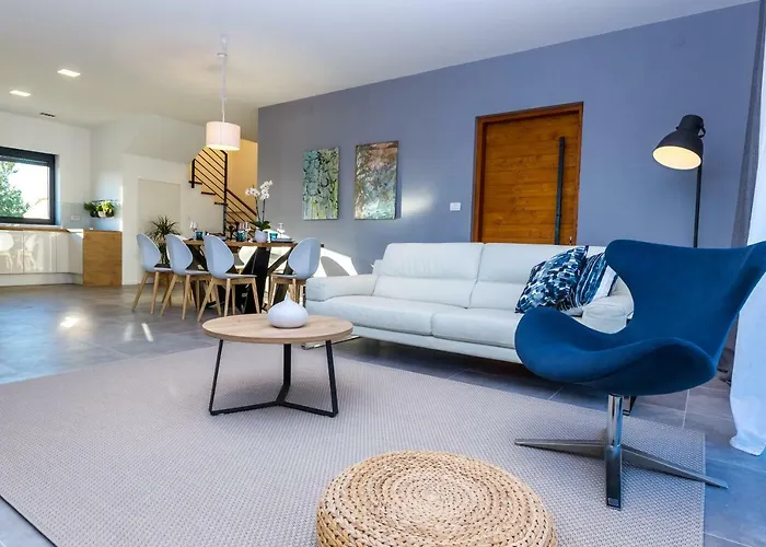 Olea With Heated Pool And Jacuzzi Вилла Сукошан